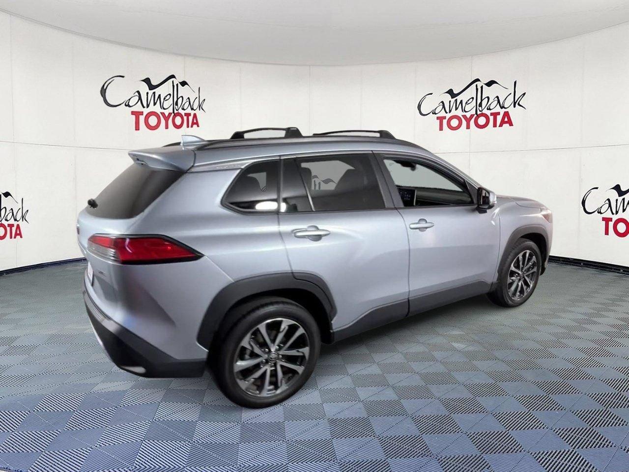 Used 2024 Toyota Corolla Cross XLE w/ Convenience Package FWD image 3