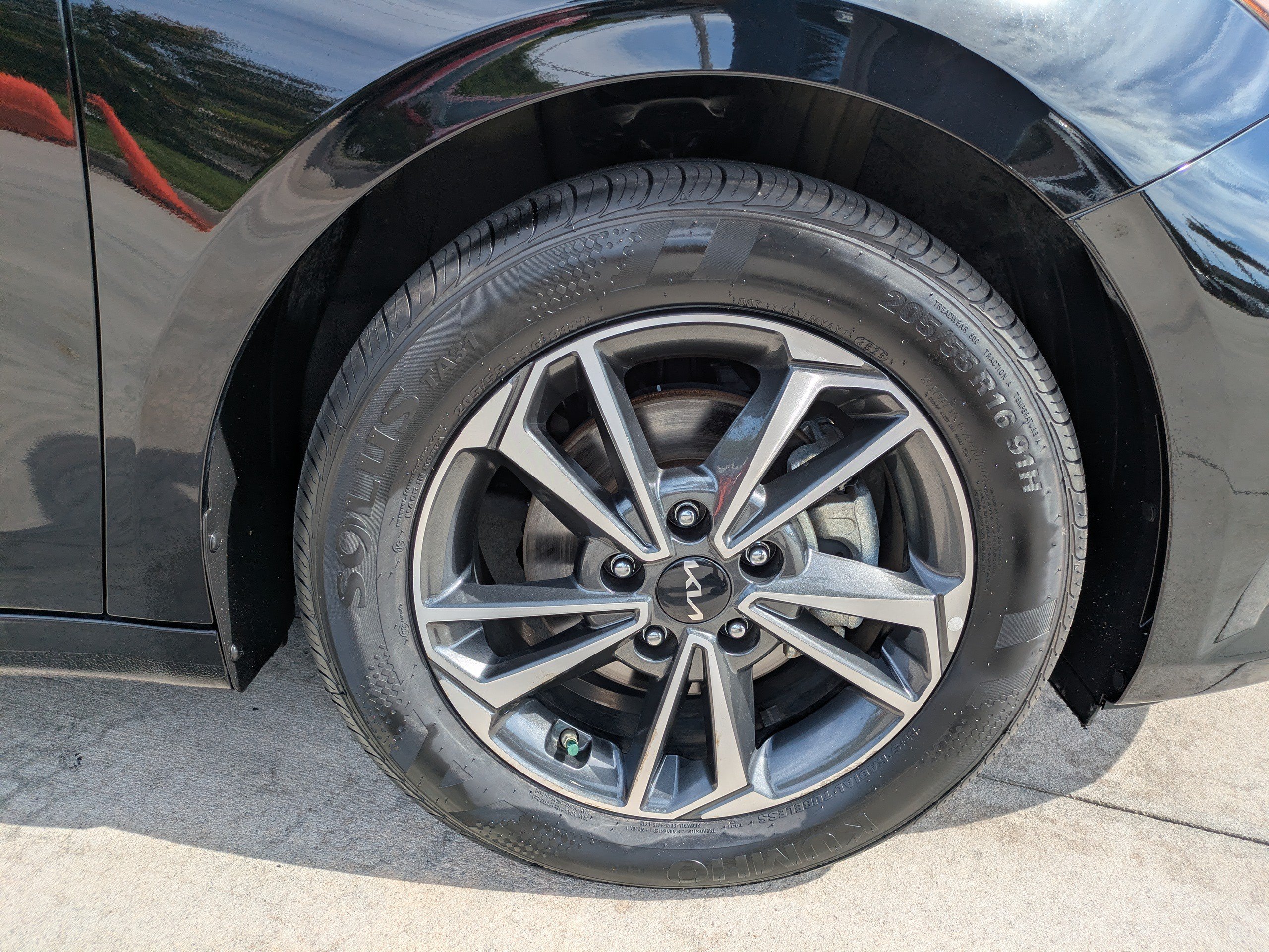 Used 2024 Kia Forte LXS w/ LXS Technology Package FWD image 9