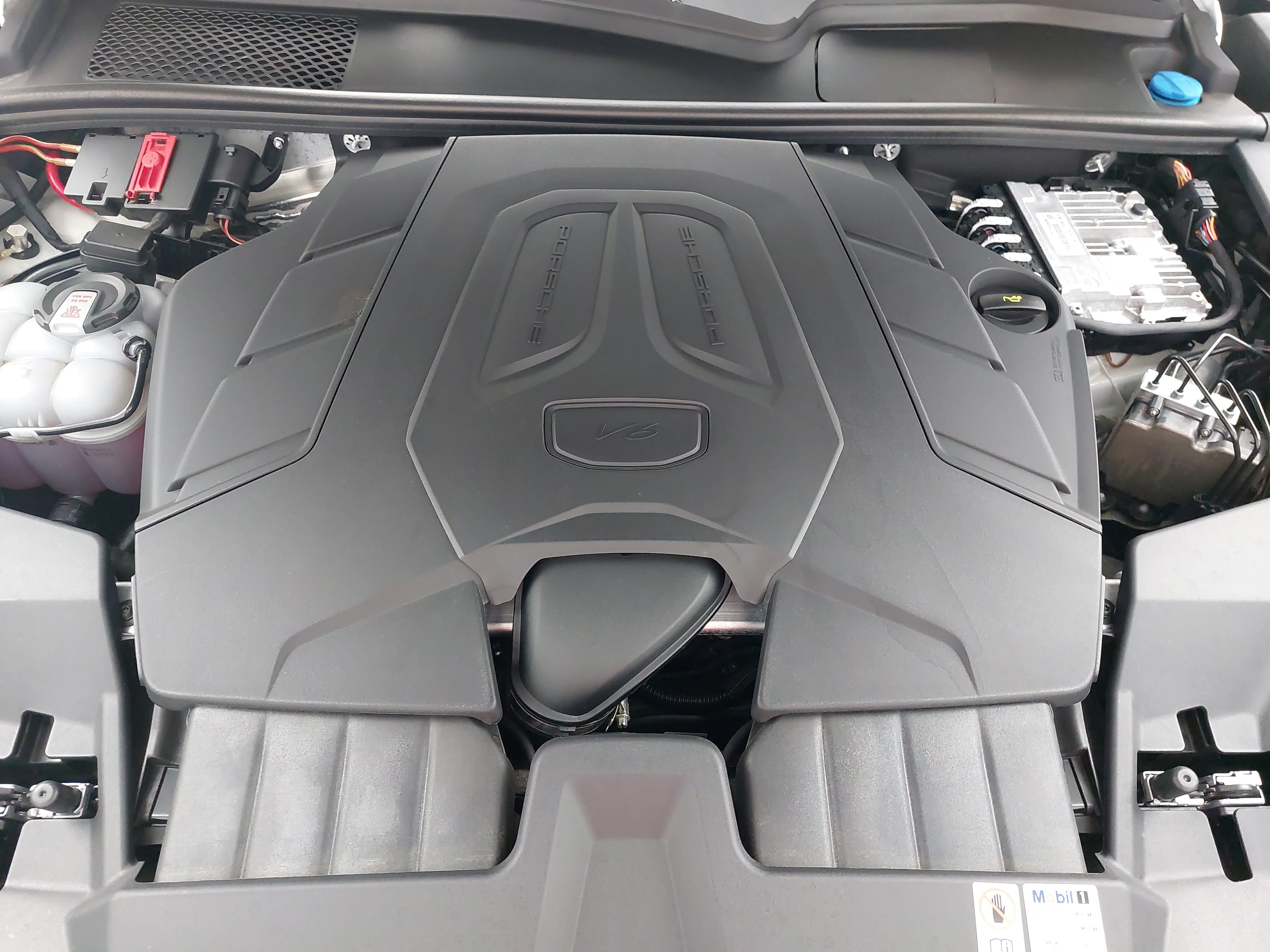 Certified 2024 Porsche Cayenne Coupe AWD/4WD image 33