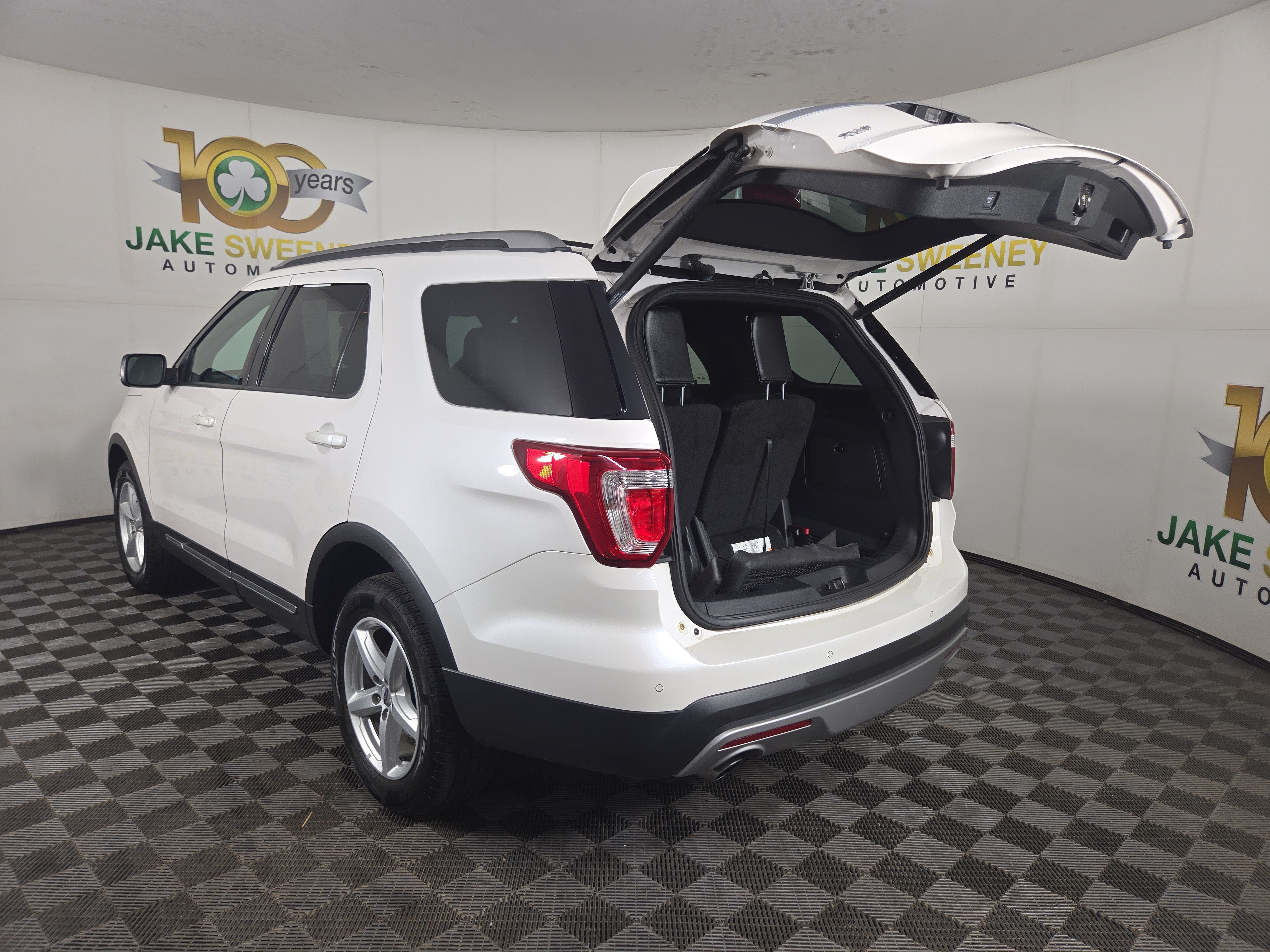 Used 2017 Ford Explorer XLT w/ Equipment Group 202A AWD/4WD image 34