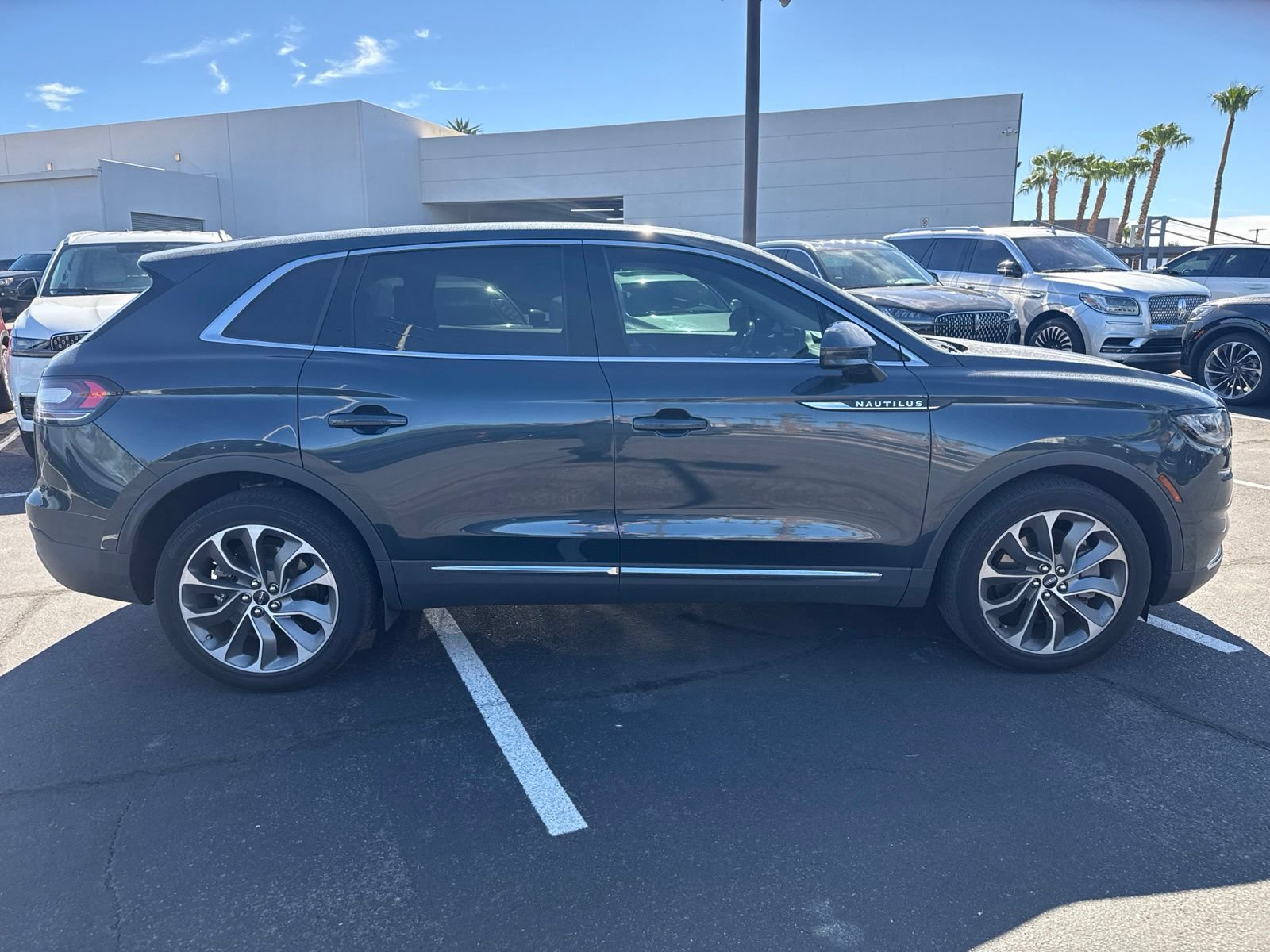 Used 2023 Lincoln Nautilus Reserve w/ Luxury Package AWD/4WD image 4