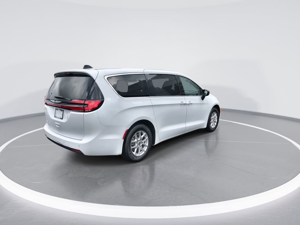Used 2024 Chrysler Pacifica Touring-L image 8