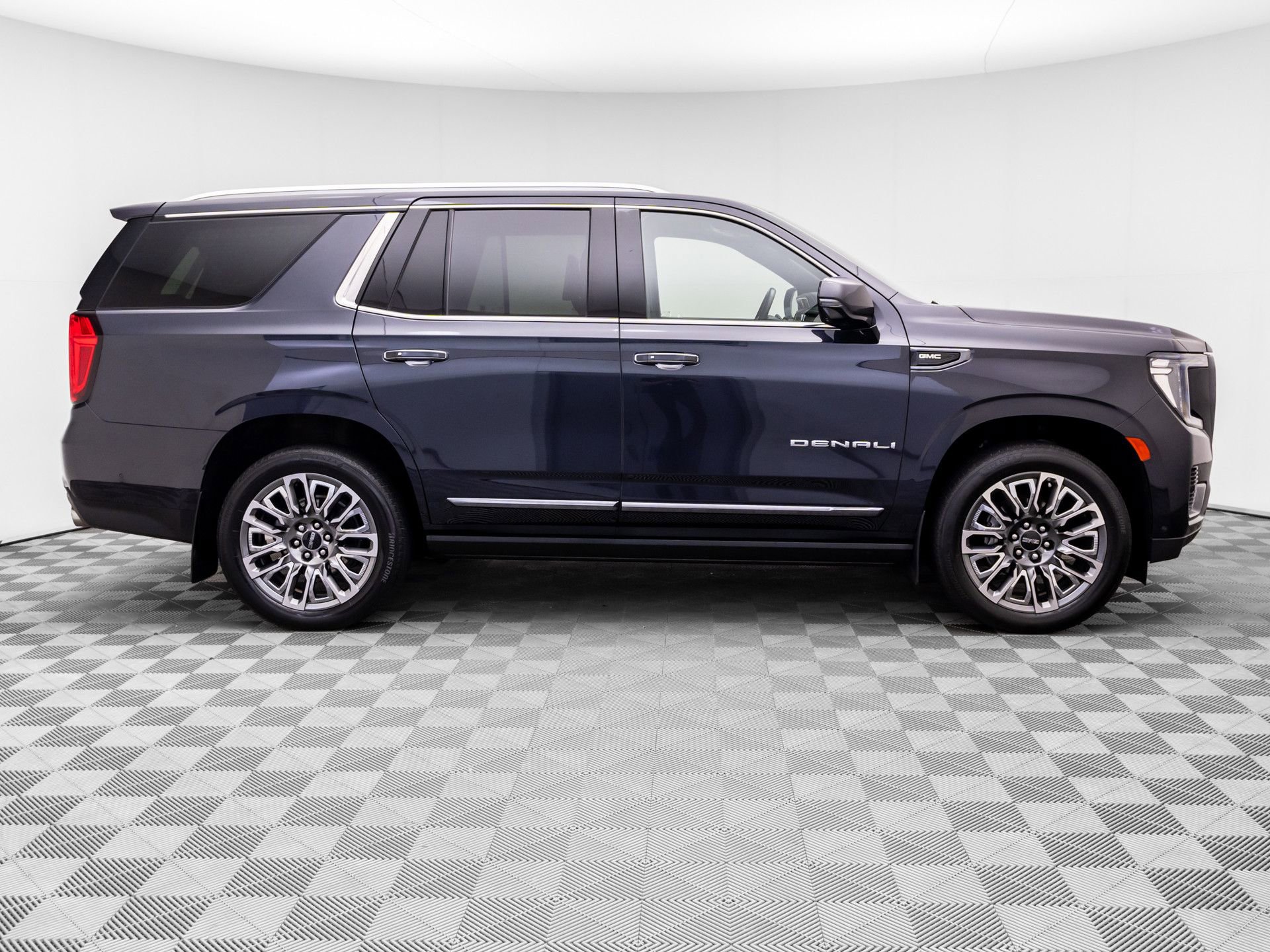 Used 2023 GMC Yukon Denali Ultimate AWD/4WD image 7