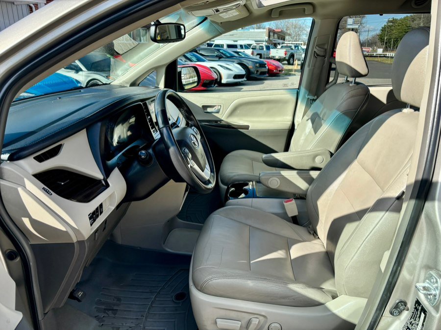 Used 2017 Toyota Sienna XLE w/ XLE Navigation Package image 10