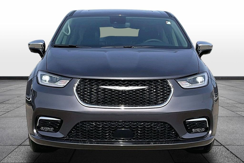 Used 2023 Chrysler Pacifica Limited image 3