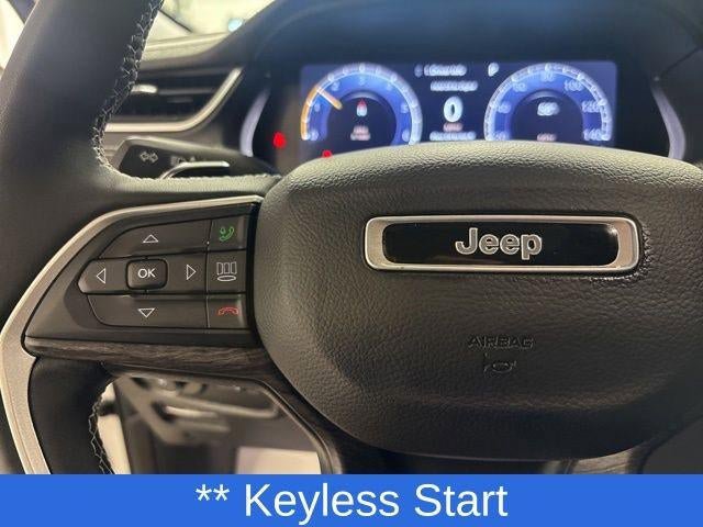 Used 2023 Jeep Grand Cherokee Limited w/ Black Appearance Package AWD/4WD image 15