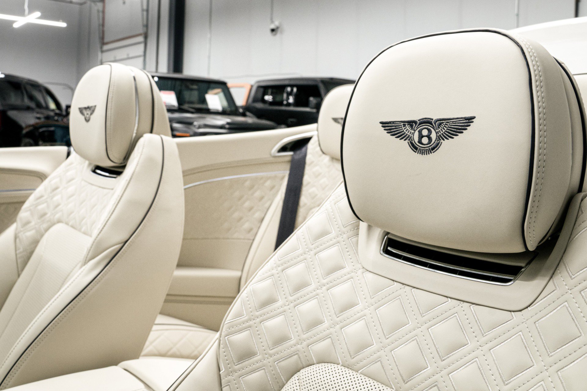 Used 2023 Bentley Continental GT Azure image 32