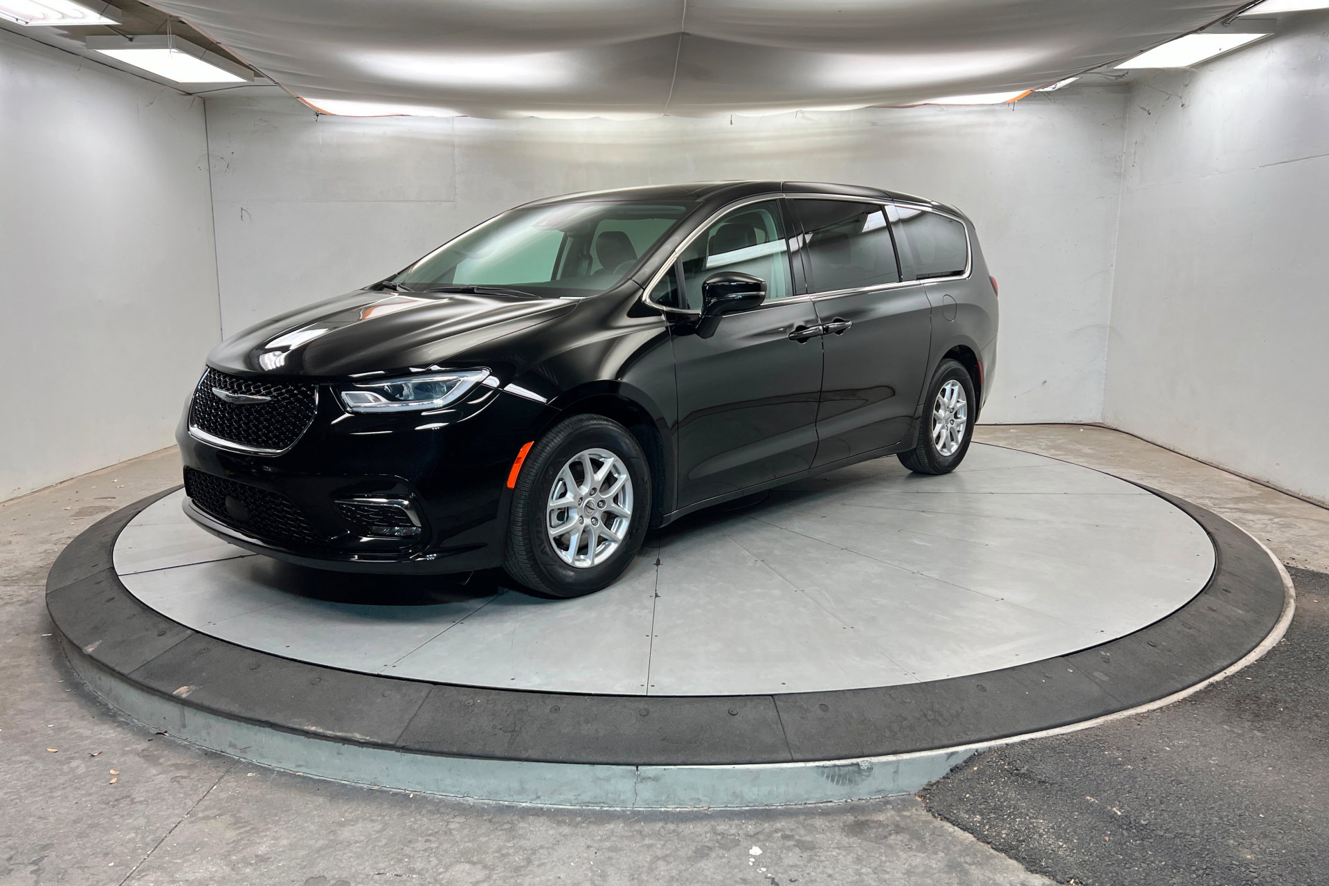 Used 2024 Chrysler Pacifica Touring-L FWD image 1