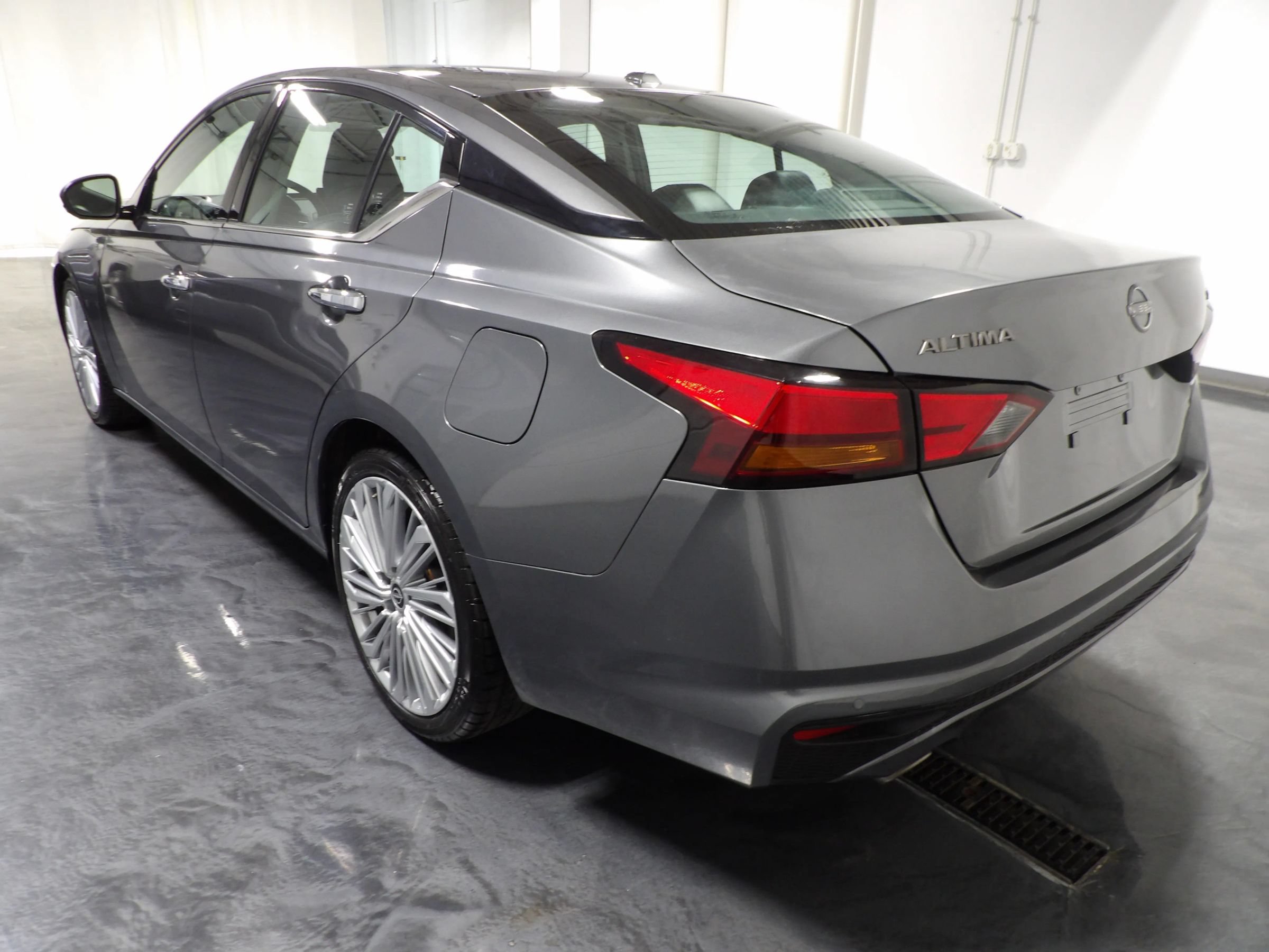 Used 2023 Nissan Altima 2.5 SL FWD image 6