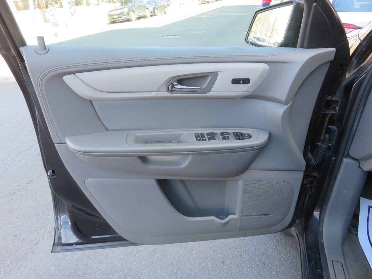 Used 2017 Chevrolet Traverse LT image 30