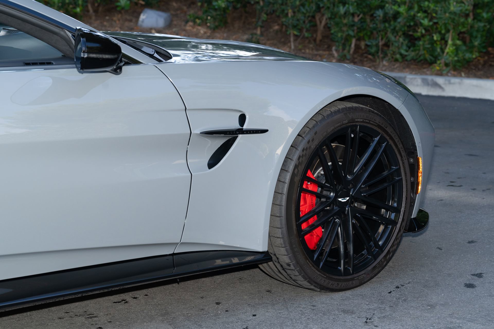 Used 2025 Aston Martin V8 Vantage Coupe image 8