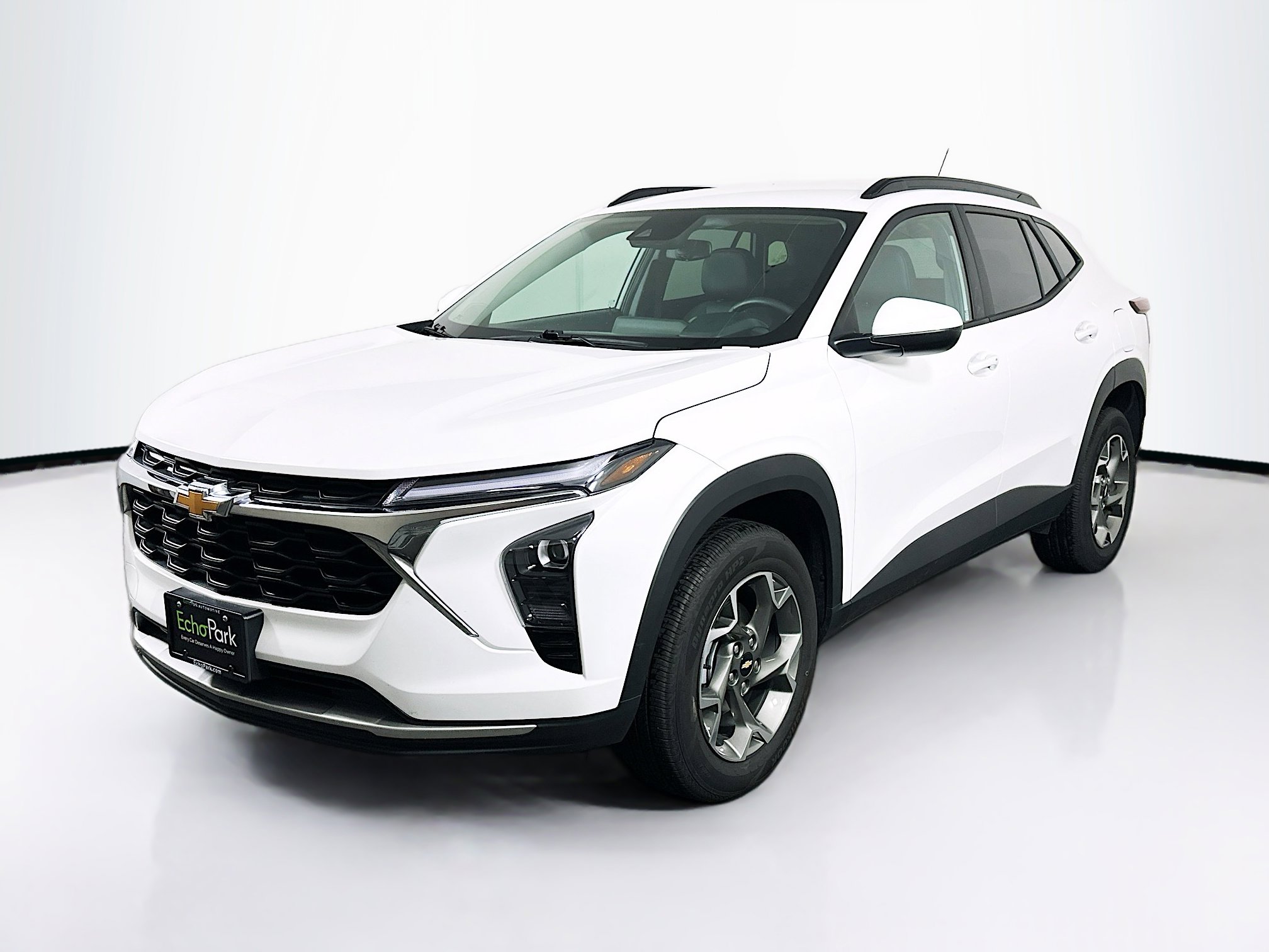 Used 2025 Chevrolet Trax LT w/ LT Convenience Package FWD image 3