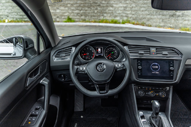 Used 2021 Volkswagen Tiguan SE w/ Panoramic Sunroof Package AWD/4WD image 26