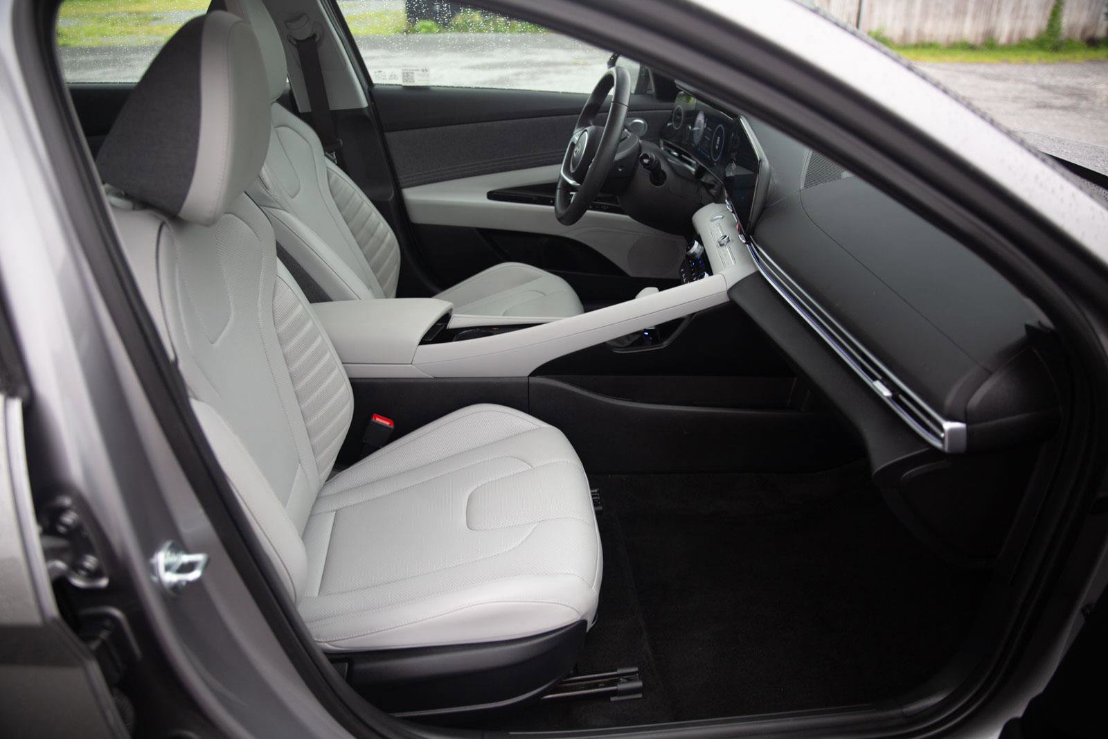 Used 2025 Hyundai Elantra Limited image 24