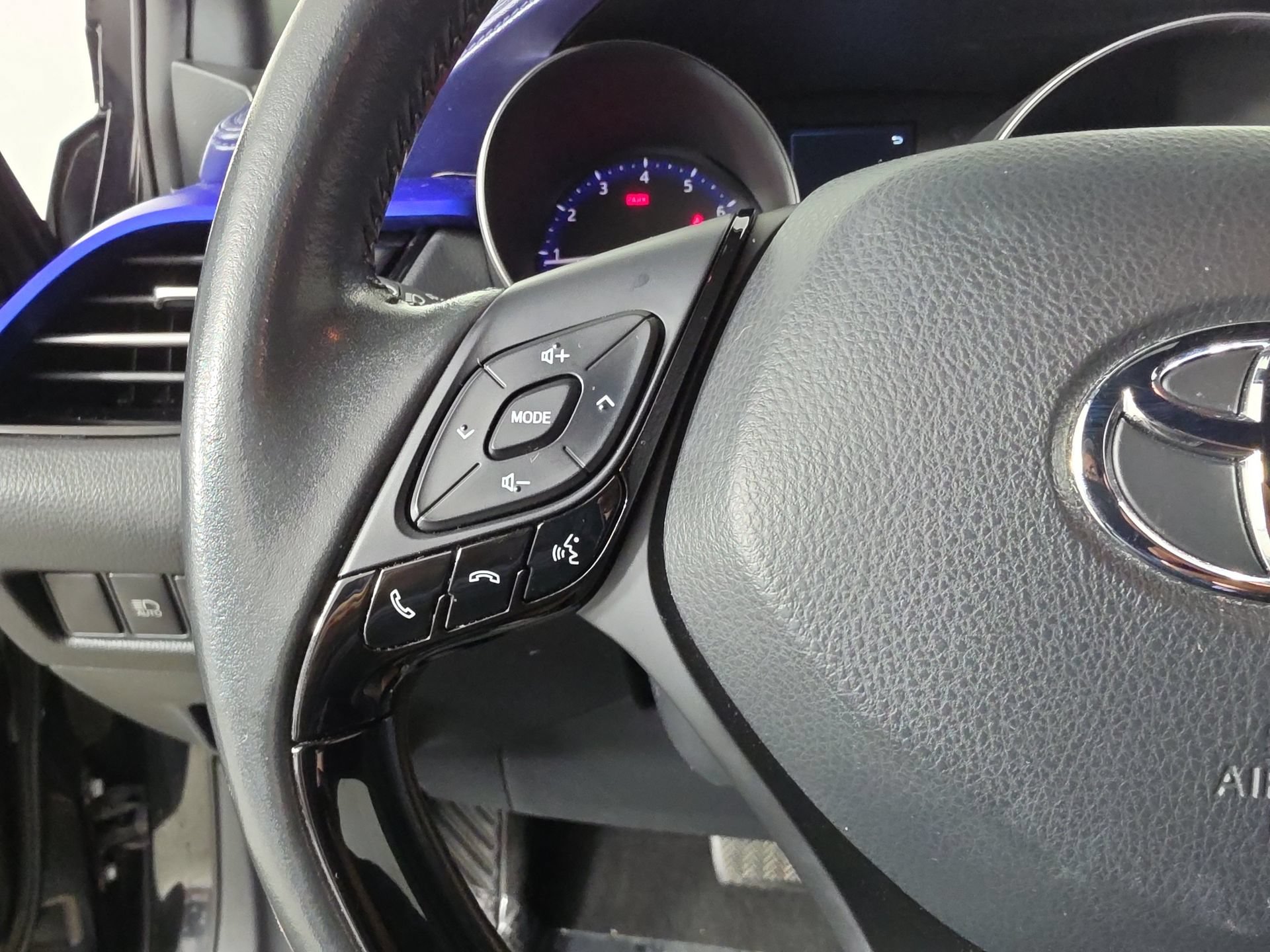 Used 2021 Toyota C-HR XLE FWD image 19