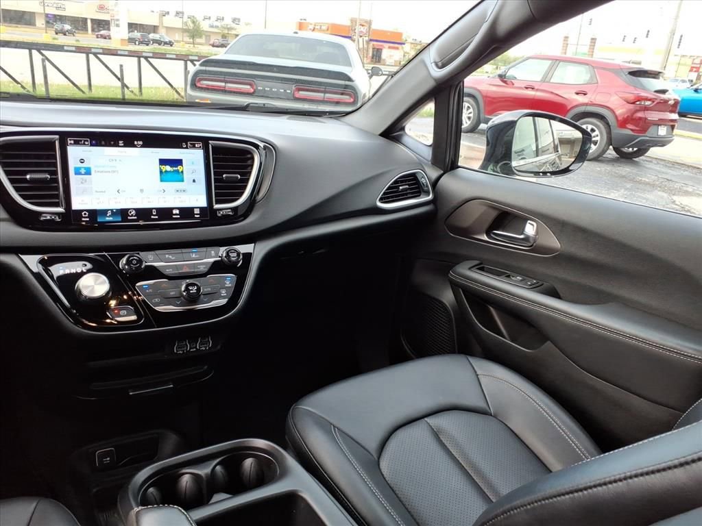 Certified 2025 Chrysler Pacifica Select FWD image 12