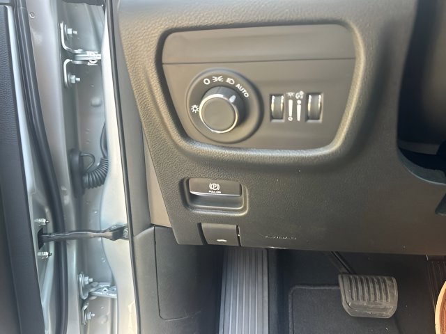 Used 2025 Jeep Grand Cherokee Altitude AWD/4WD image 7
