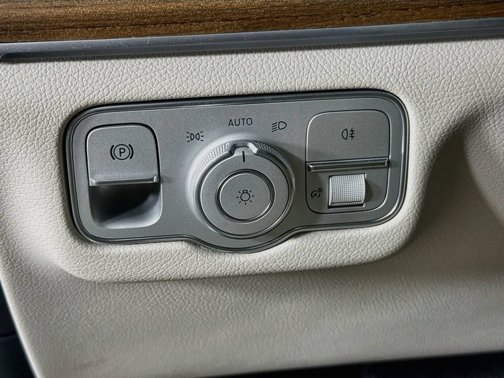 Used 2025 Mercedes-Benz GLS 450 4MATIC image 10
