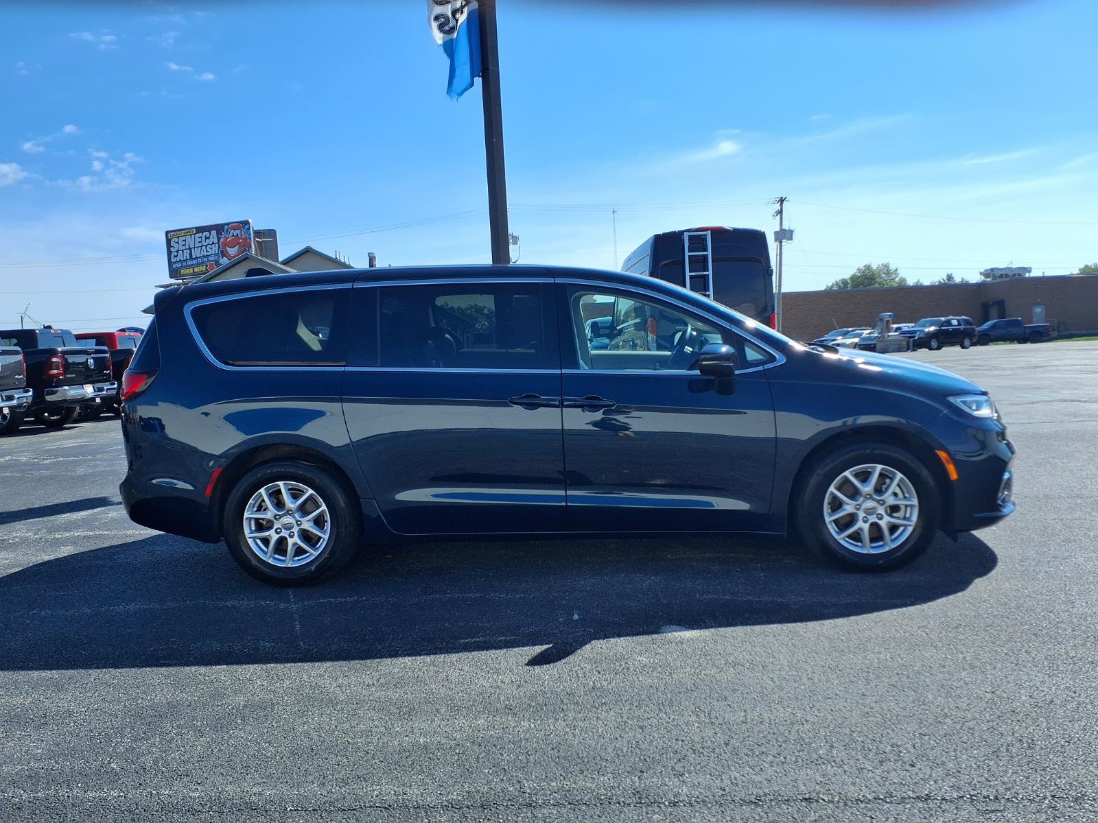Used 2023 Chrysler Pacifica Touring-L FWD image 5