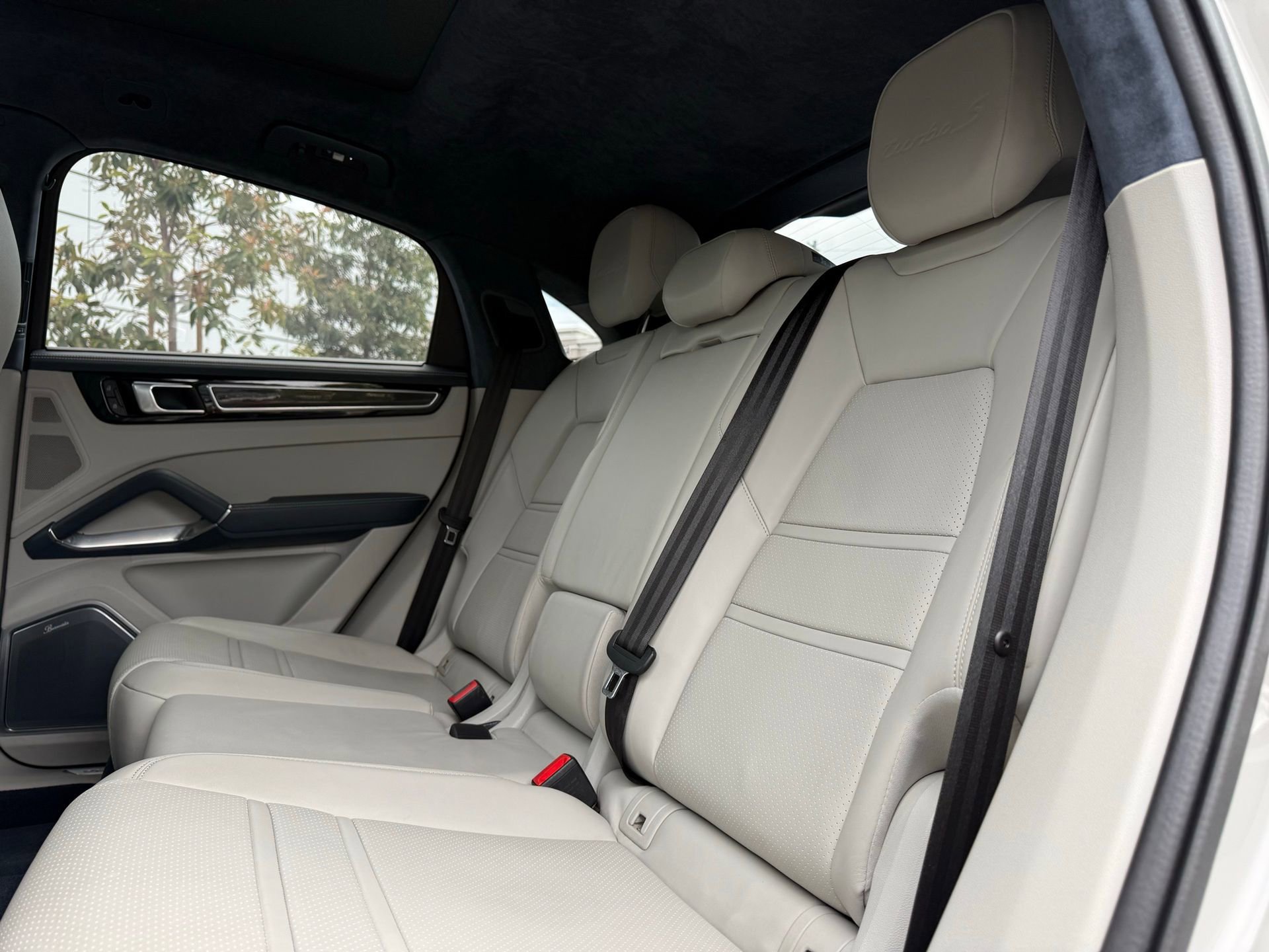 Certified 2022 Porsche Cayenne Turbo S AWD/4WD image 30