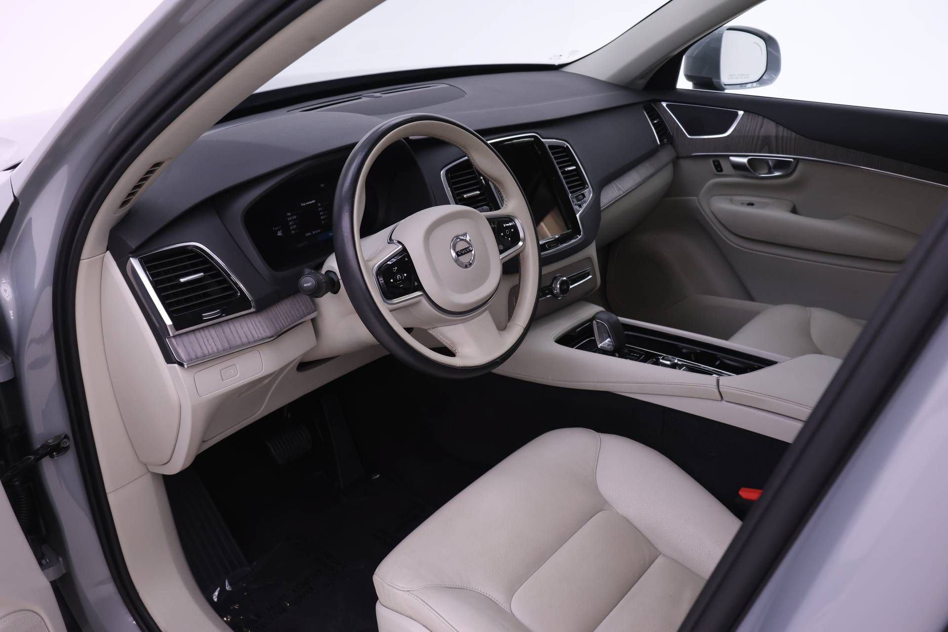 Used 2024 Volvo XC90 B6 Plus AWD/4WD image 6