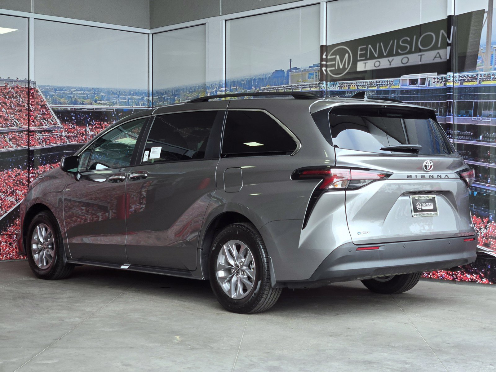 Used 2026 Toyota Sienna XLE FWD image 6