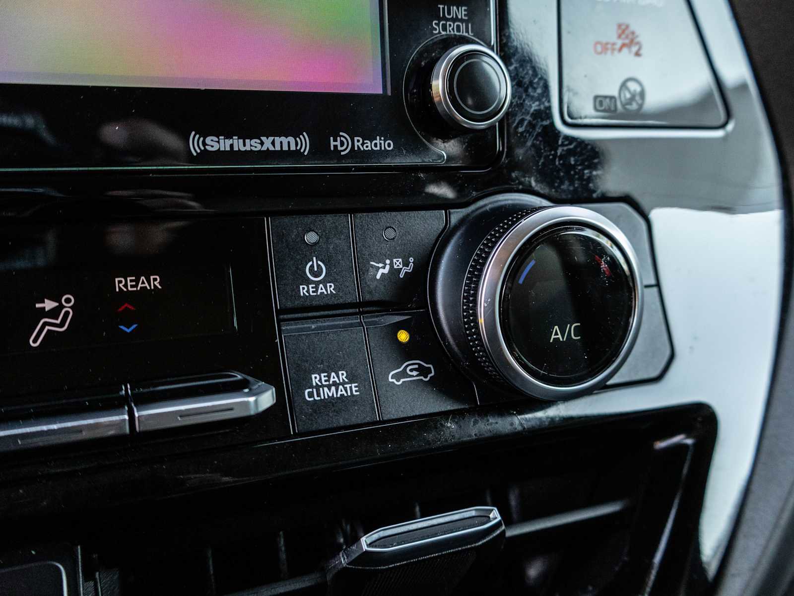 Used 2022 Toyota Highlander LE FWD image 36