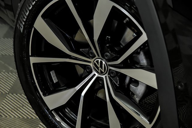 Certified 2025 Volkswagen Atlas SEL Premium R-Line image 3