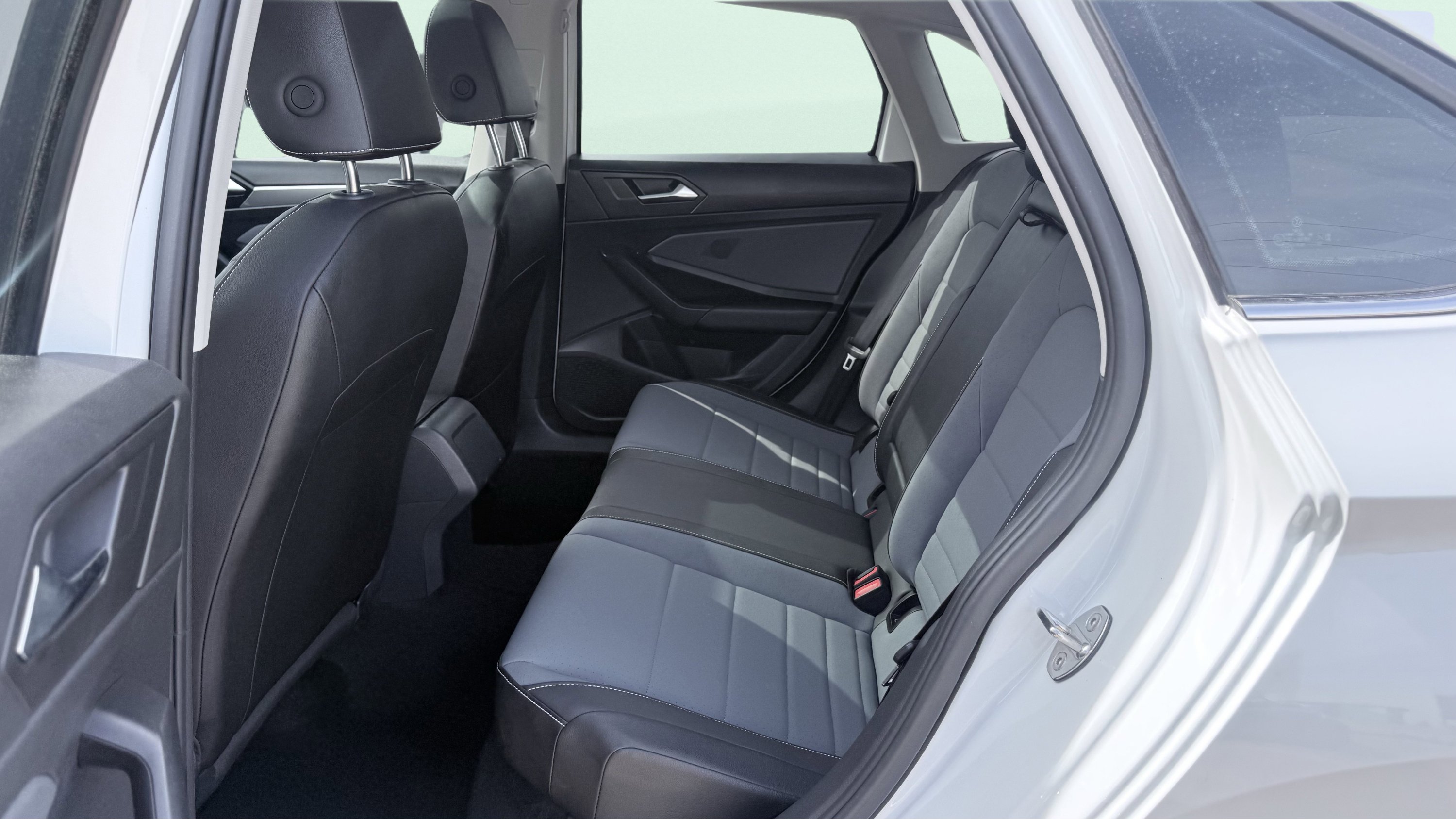 Used 2025 Volkswagen Jetta SE FWD image 30