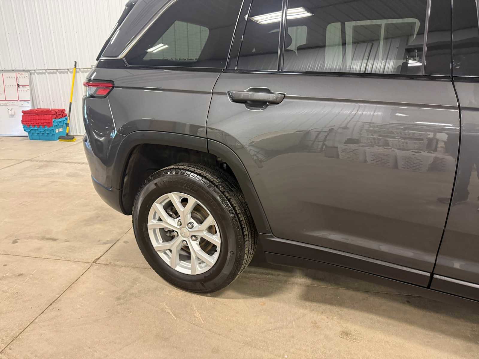 Used 2023 Jeep Grand Cherokee Limited AWD/4WD image 9