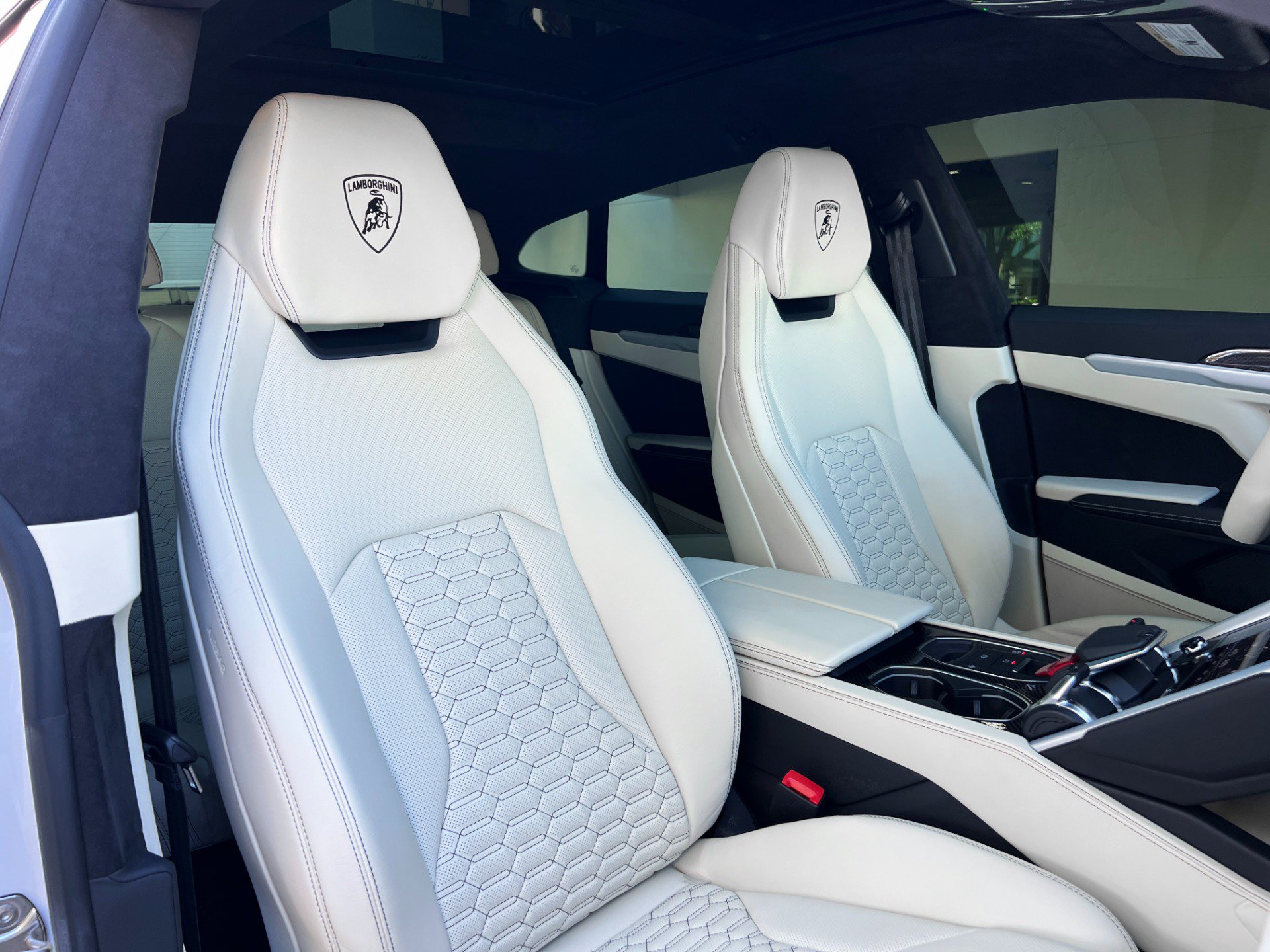 Used 2021 Lamborghini Urus AWD/4WD image 26