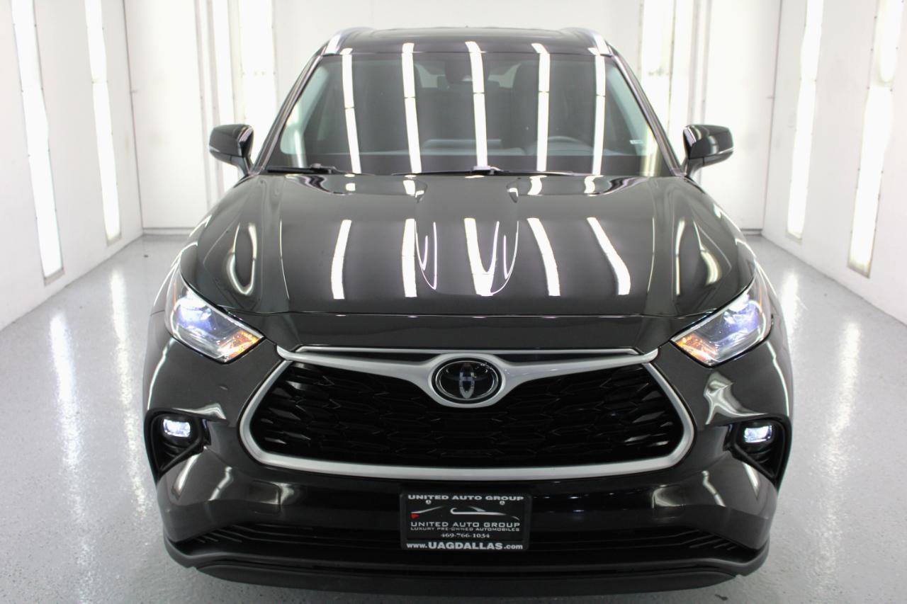 Used 2021 Toyota Highlander XLE image 3