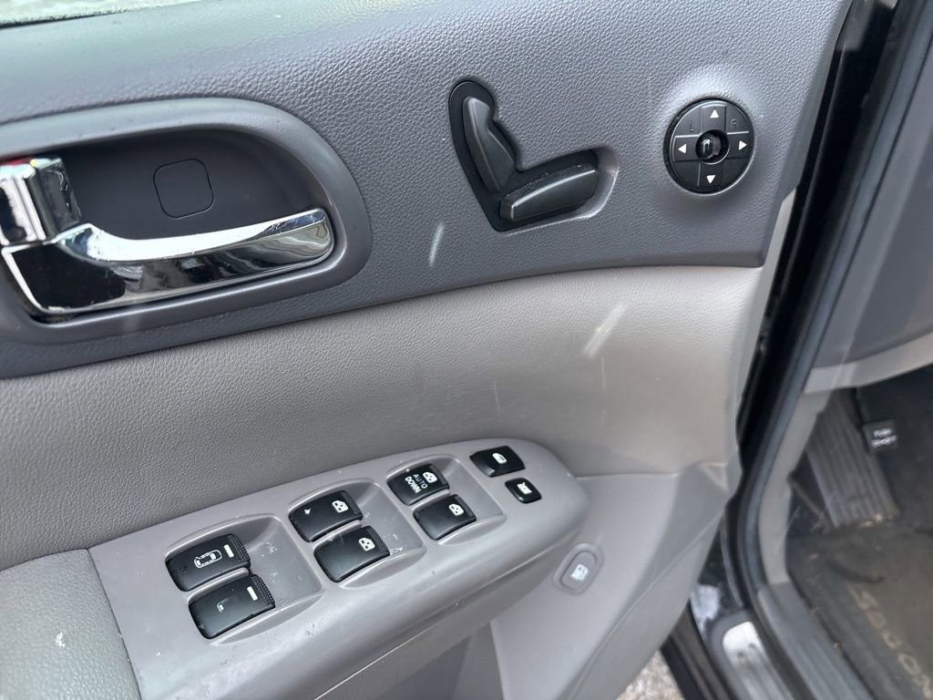 Used 2012 Kia Sedona EX image 16