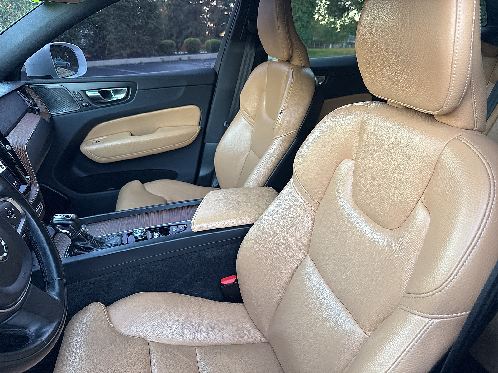 Used 2019 Volvo XC60 T5 Momentum w/ Multimedia Package AWD/4WD image 40