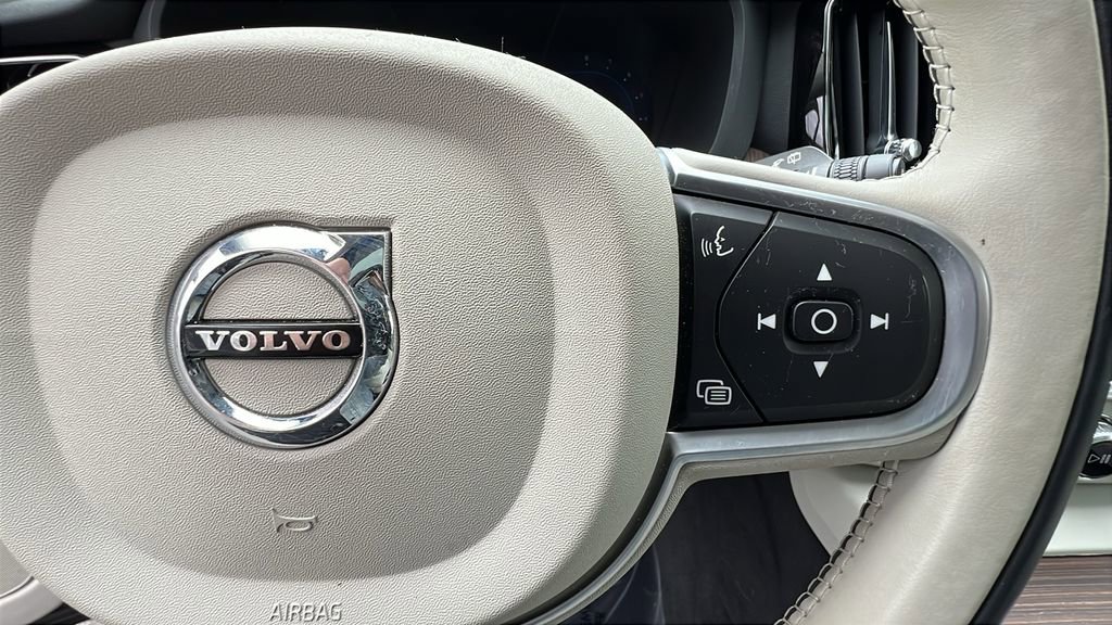 Used 2022 Volvo XC60 B5 Momentum w/ Climate Package image 29
