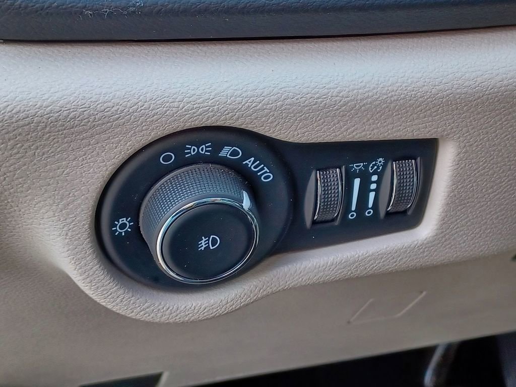 Used 2023 Chrysler Pacifica Touring-L FWD image 15