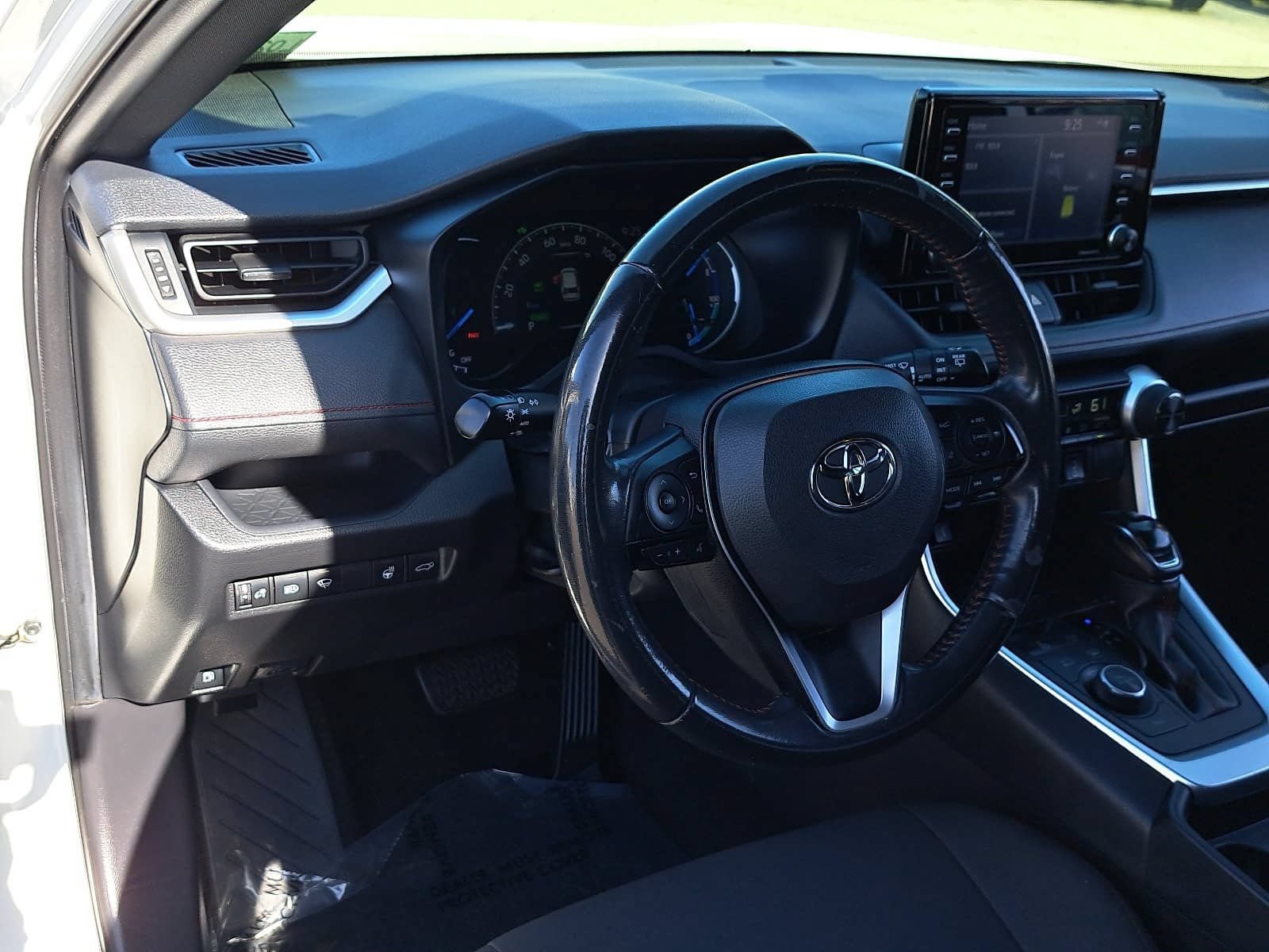 Used 2021 Toyota RAV4 SE w/ Weather & Moonroof Package AWD/4WD image 17