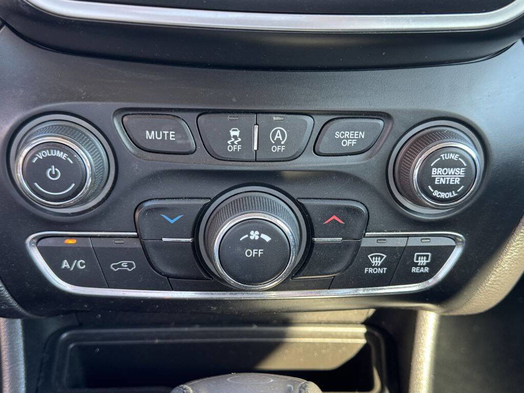 Used 2019 Jeep Cherokee Latitude w/ Popular Appearance Group image 18