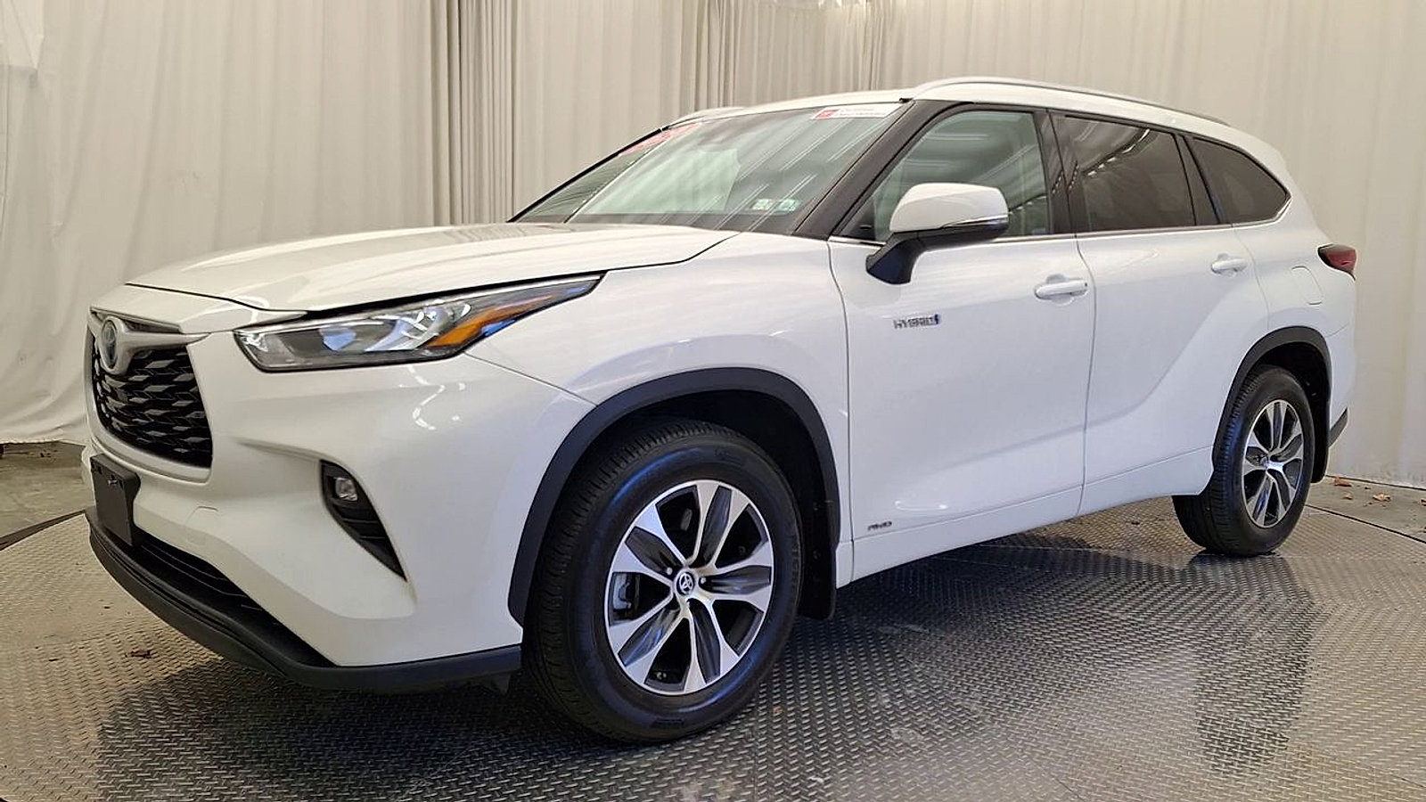 Certified 2020 Toyota Highlander XLE AWD/4WD image 11