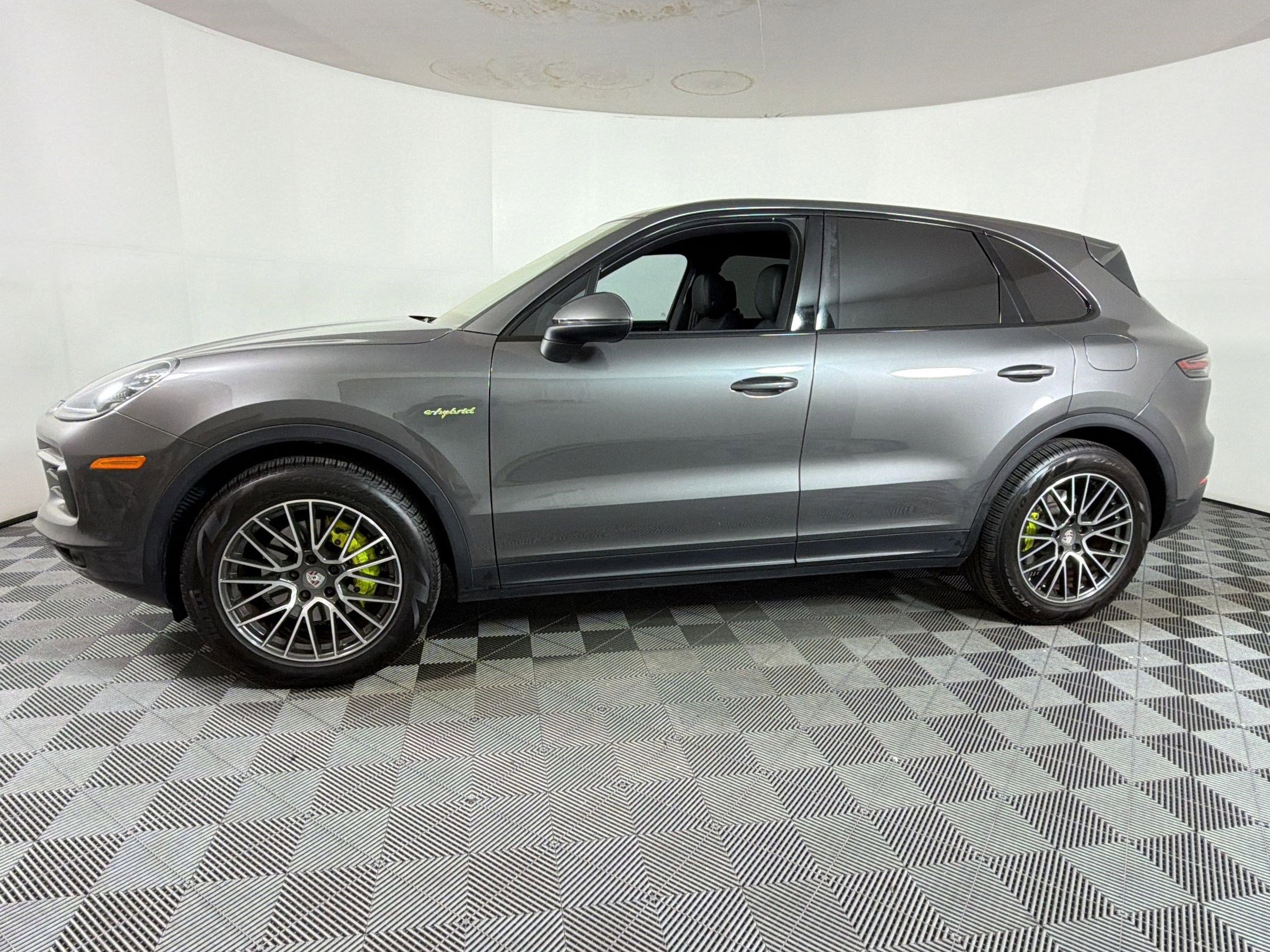 Used 2019 Porsche Cayenne E-Hybrid image 2
