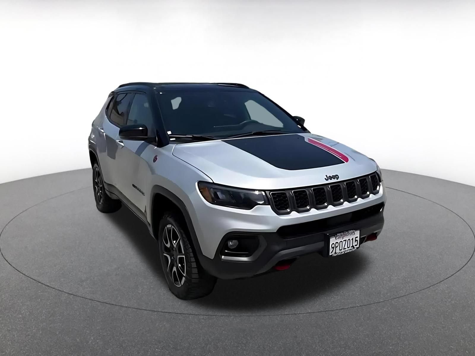 Used 2025 Jeep Compass Trailhawk AWD/4WD image 3