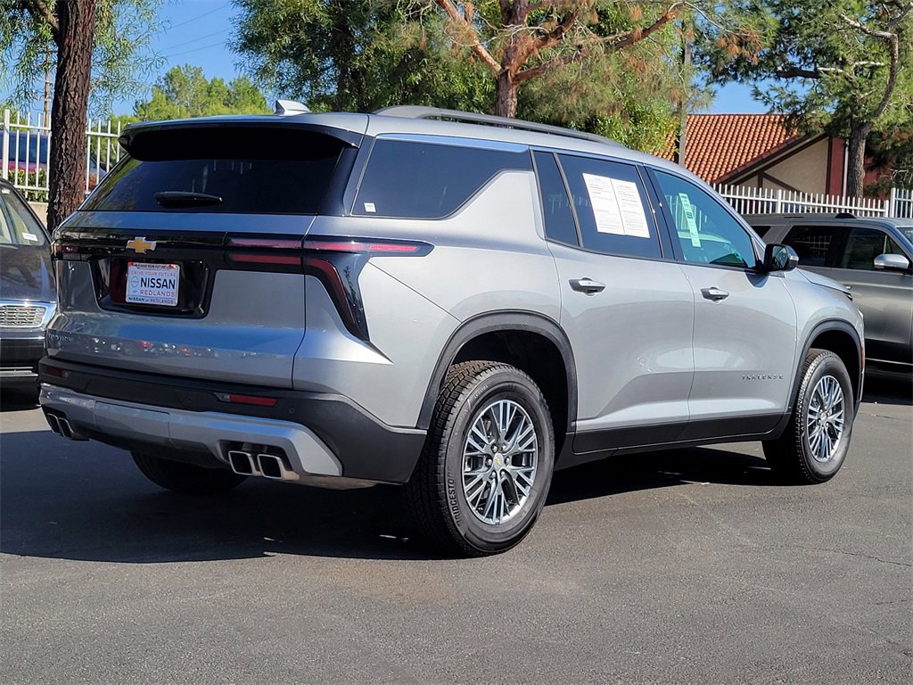 Used 2025 Chevrolet Traverse LT image 2