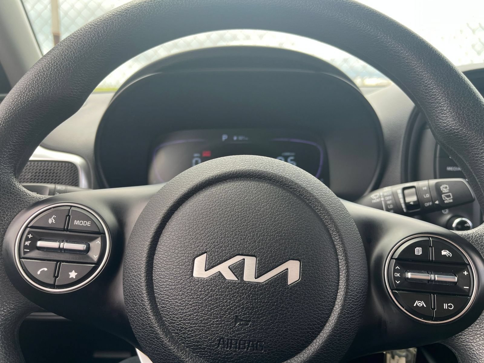 Used 2025 Kia Soul LX w/ LX Technology Package FWD image 25