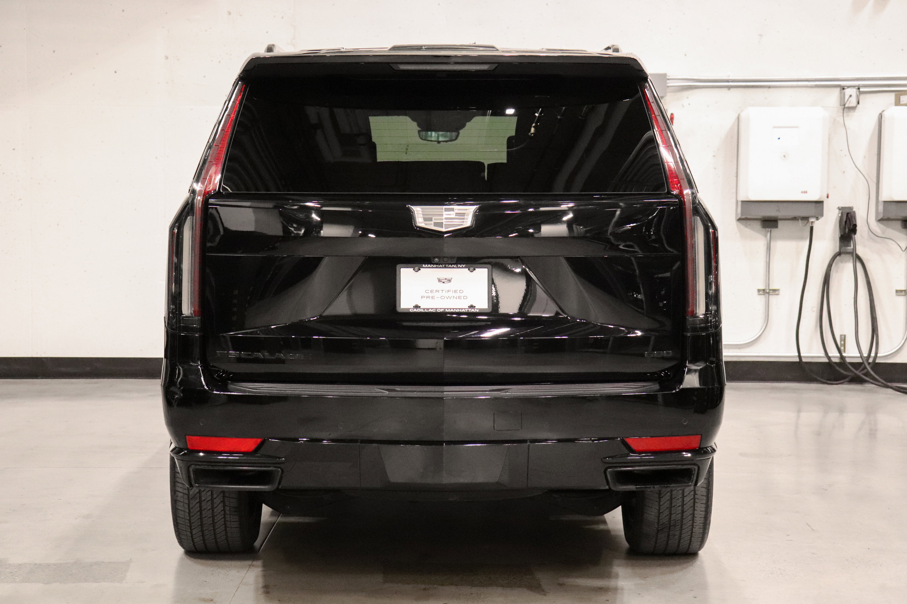 Used 2023 Cadillac Escalade ESV Sport Platinum w/ LPO, ONYX Package image 4