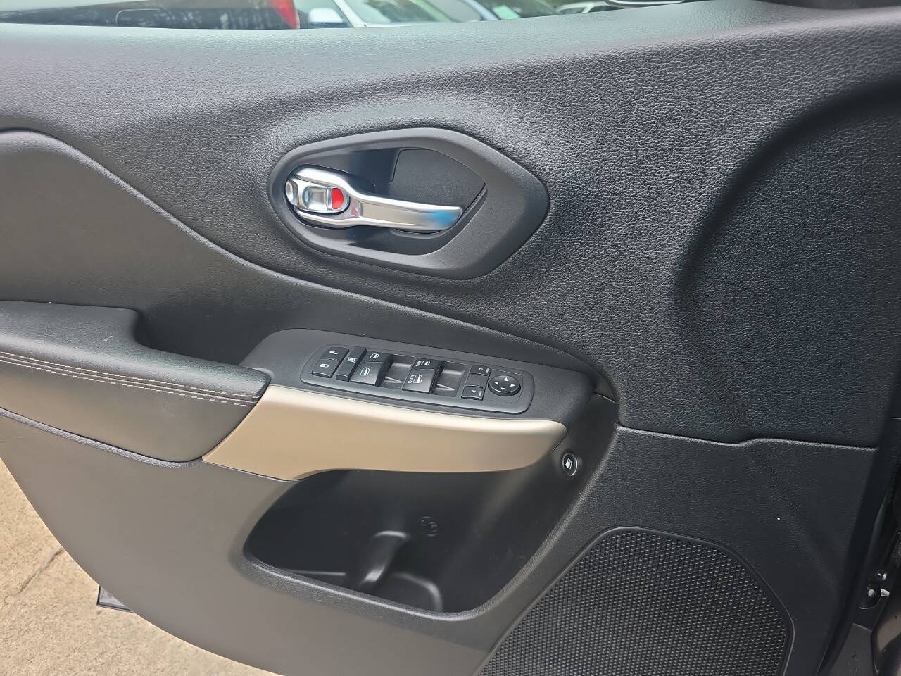 Used 2018 Jeep Cherokee Limited AWD/4WD image 9