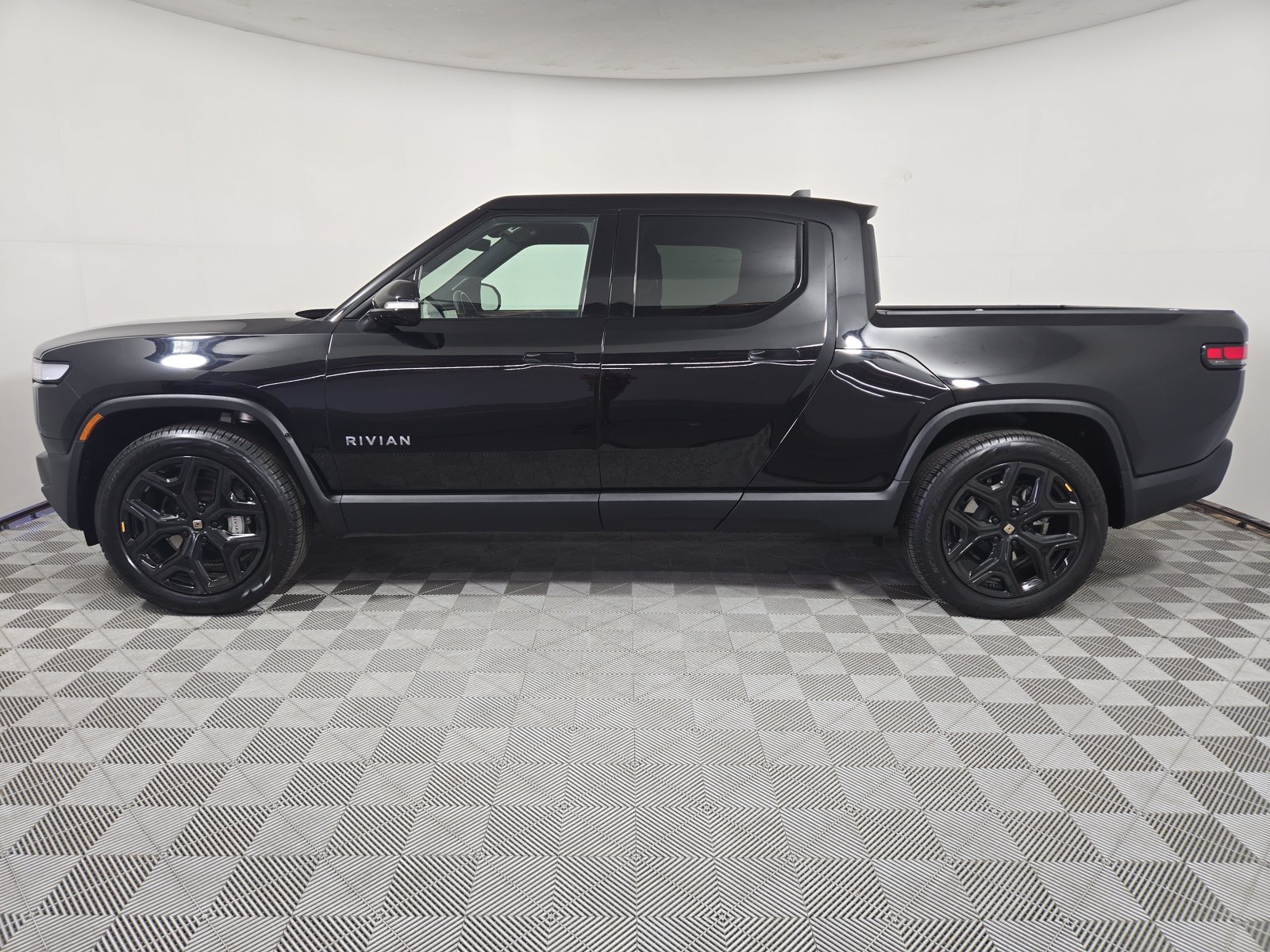 Used 2024 Rivian R1T Adventure Dual AWD/4WD image 2