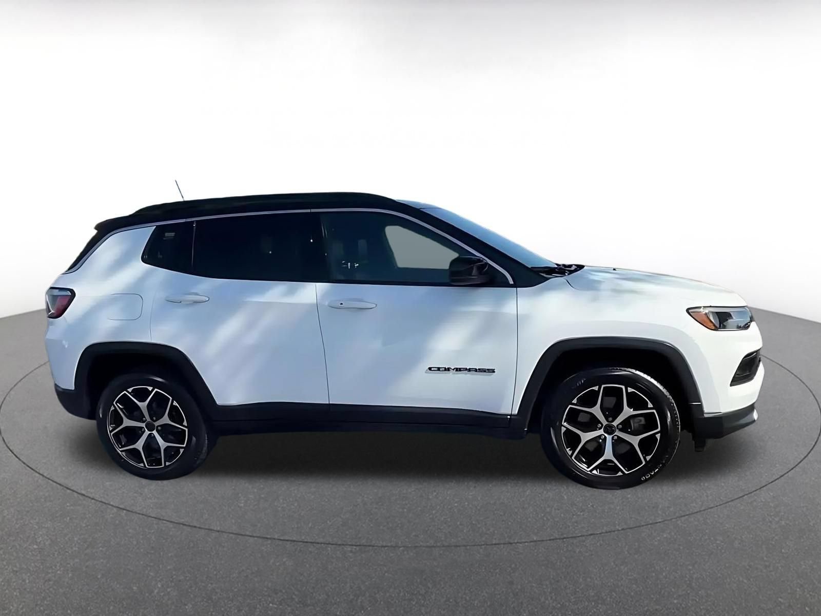 Used 2025 Jeep Compass Limited AWD/4WD image 16