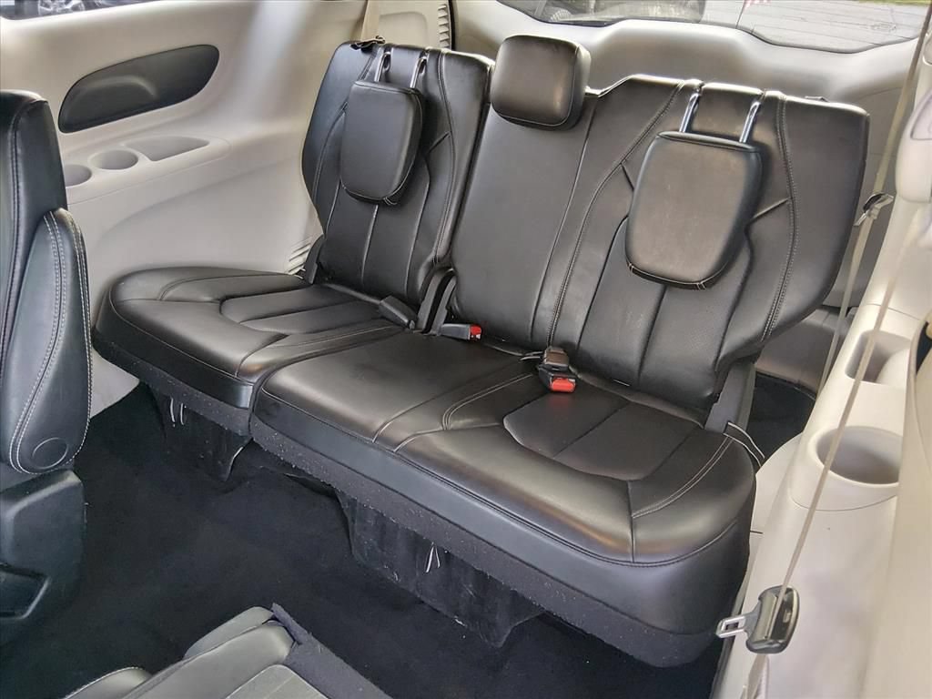 Used 2023 Chrysler Pacifica Touring-L FWD image 15