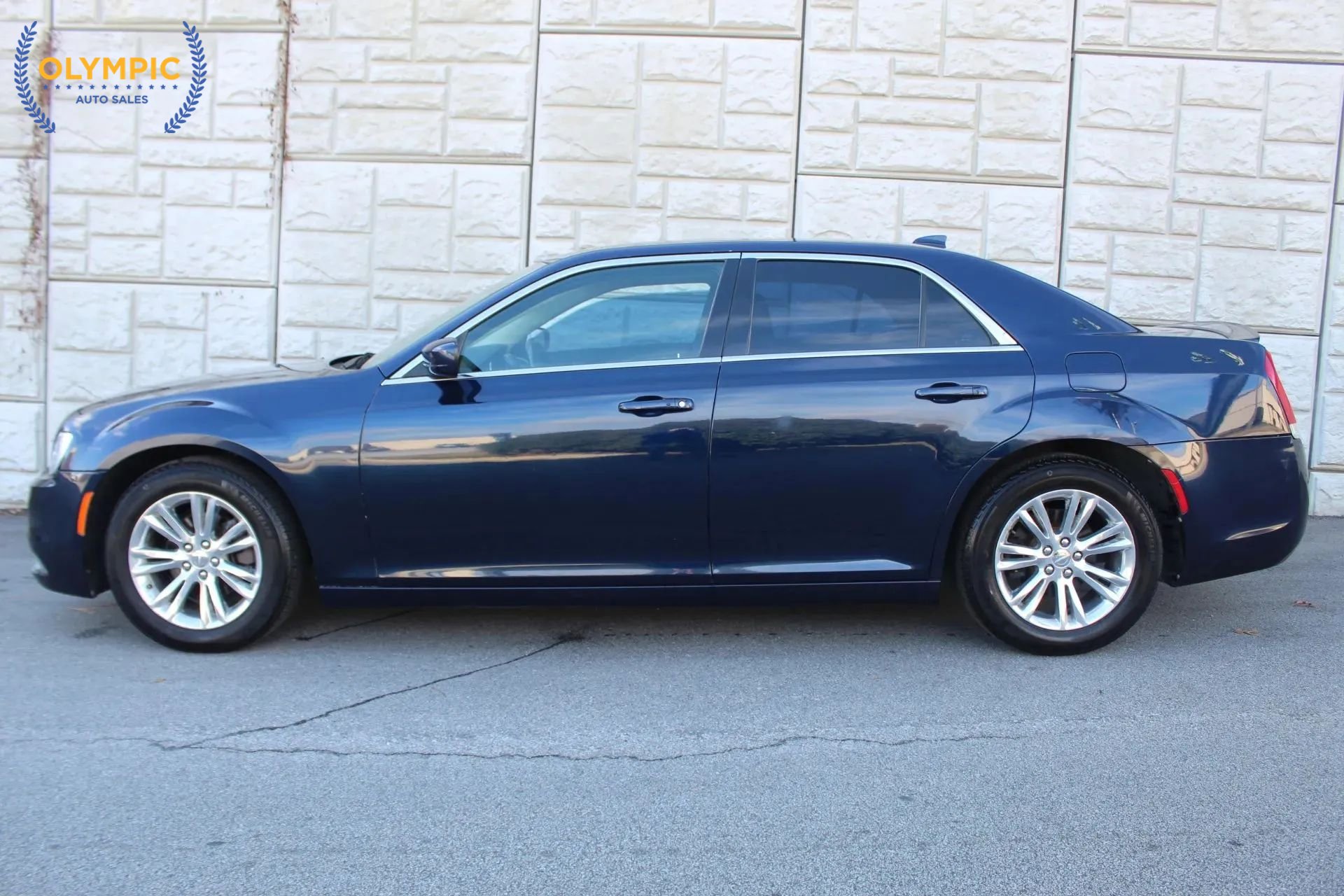 Used 2017 Chrysler 300 Limited image 8