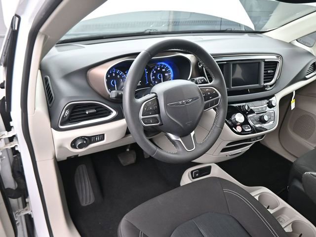 Used 2023 Chrysler Voyager LX image 19
